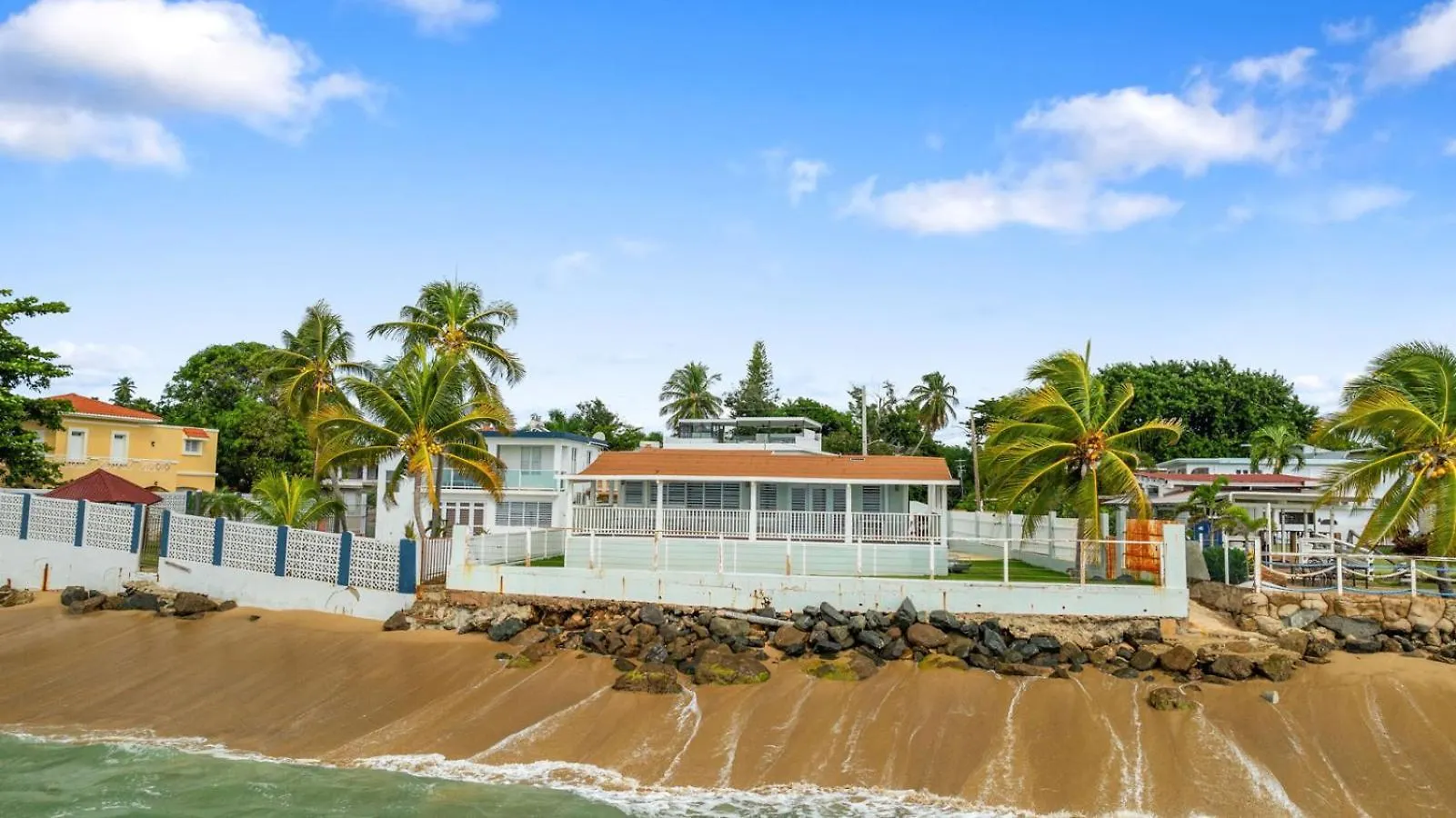 Danielas Beachfront Apartment Rincón